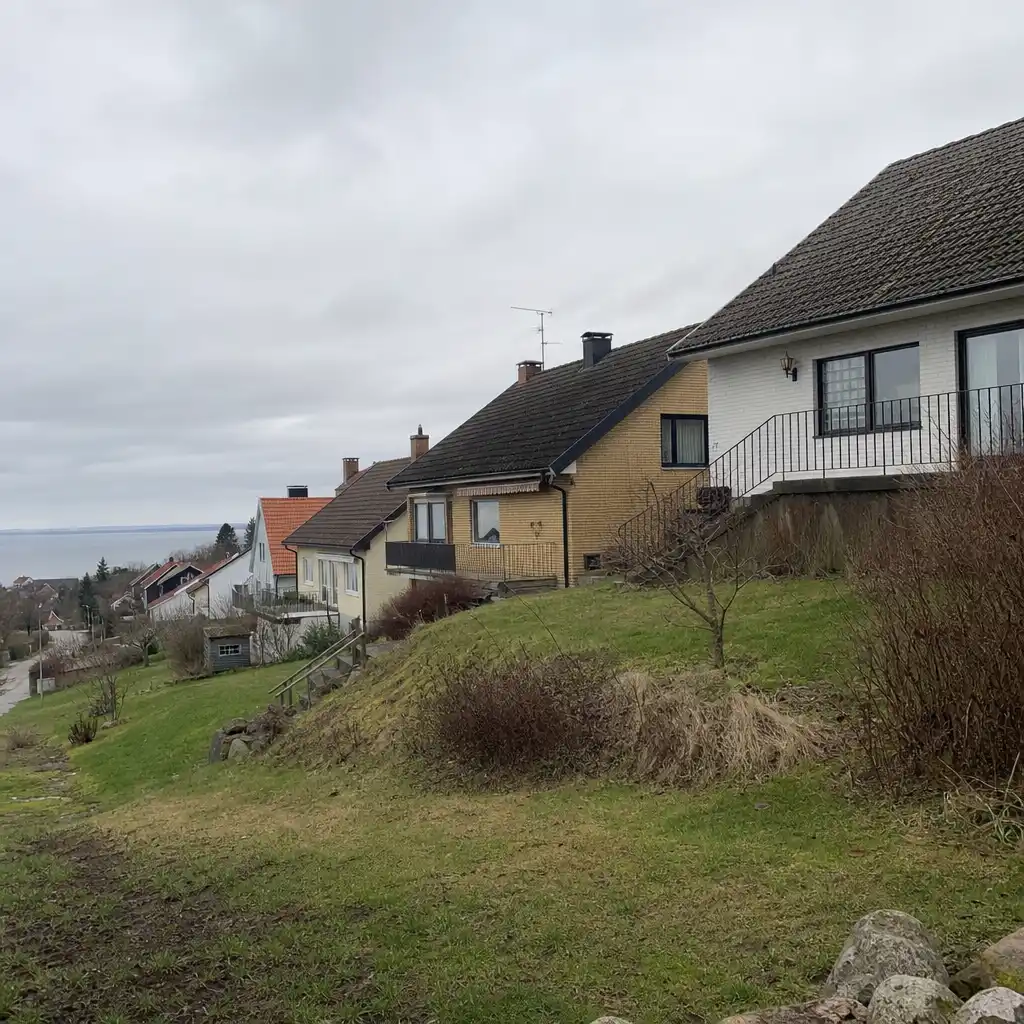 Helsingborgsvilla i sluttande bostadsområde vid Öresund