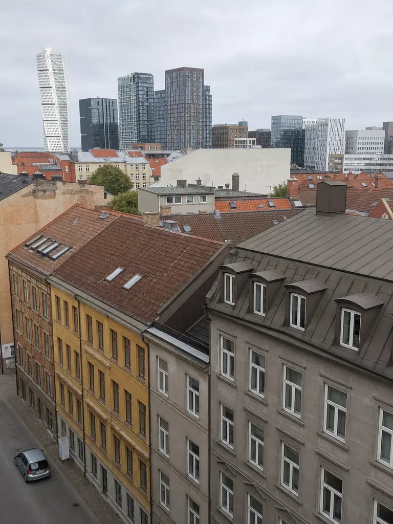 Låglänt bostadsområde i Malmö med husrader och fuktig terräng