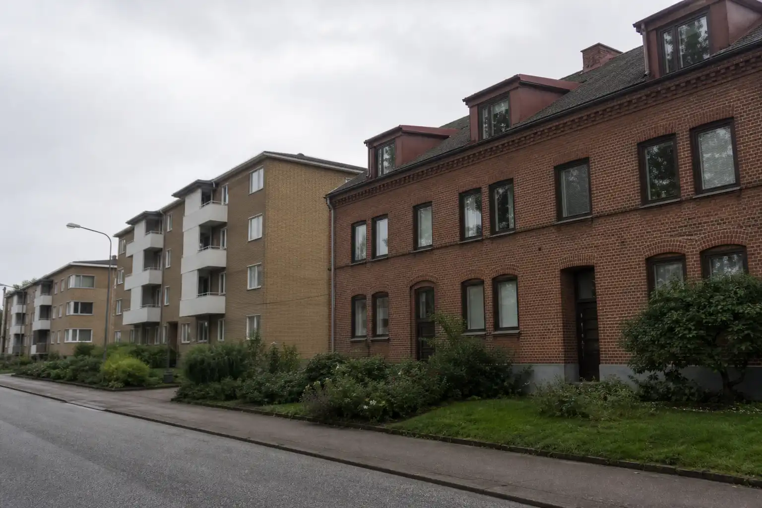 Låglänt bostadsområde i Landskrona med husrader och fuktig terräng
